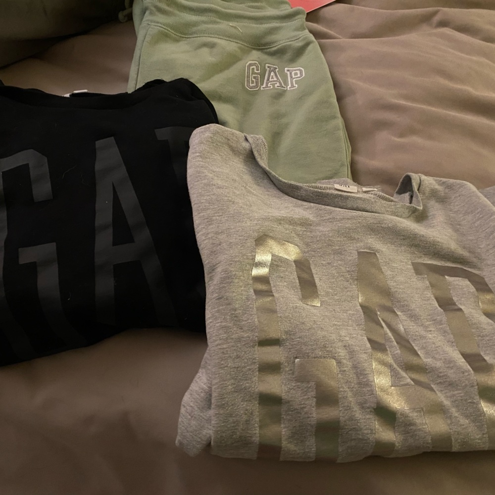 Bundle of Gap outlet sweats.